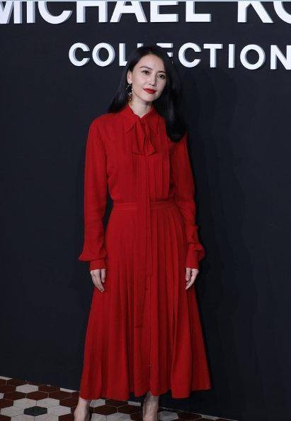 颜色|高圆圆的气质凭什么那么好，看看这3款裙装穿搭，就会明白了
