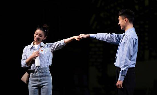 身材|李小萌上央视胖成球意外美翻！穿背带却是二胎妈，大圆脸有旺夫相