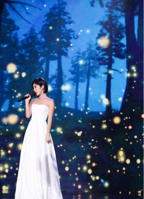 元素|赵奕欢与吉克隽逸同台，同穿白色连衣裙，赵奕欢皮肤貌美很吸睛