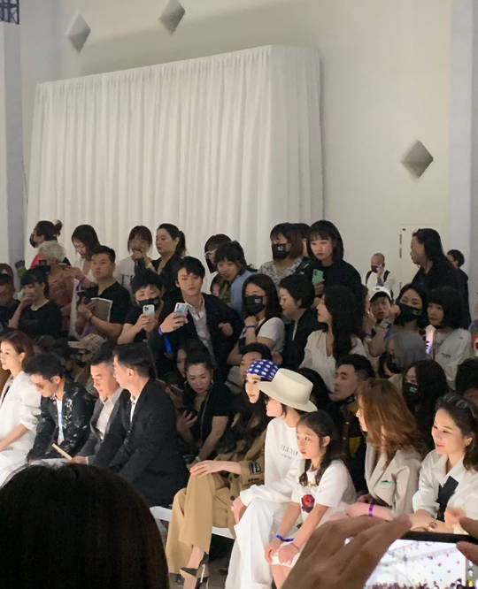 范冰冰|范冰冰一家合体,她被追捧爸妈却被冷落,范爸全程低头范妈好拘谨?