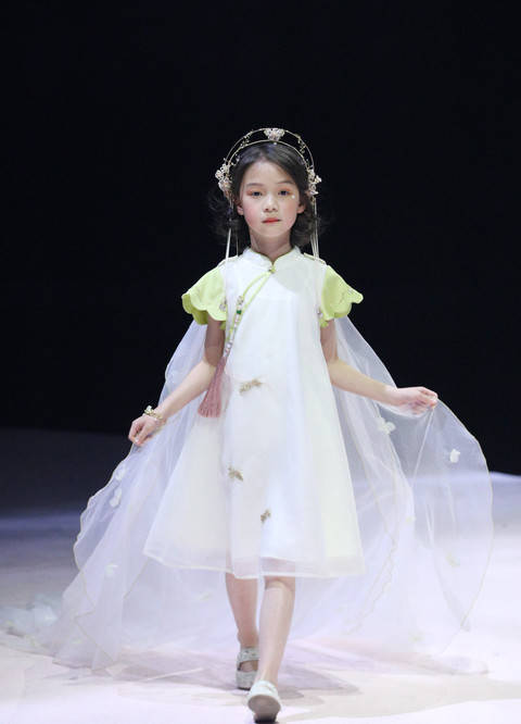 国货|易烊千玺7岁弟弟走秀,披斗篷牵女孩走路像大佬,2次为国货助阵!