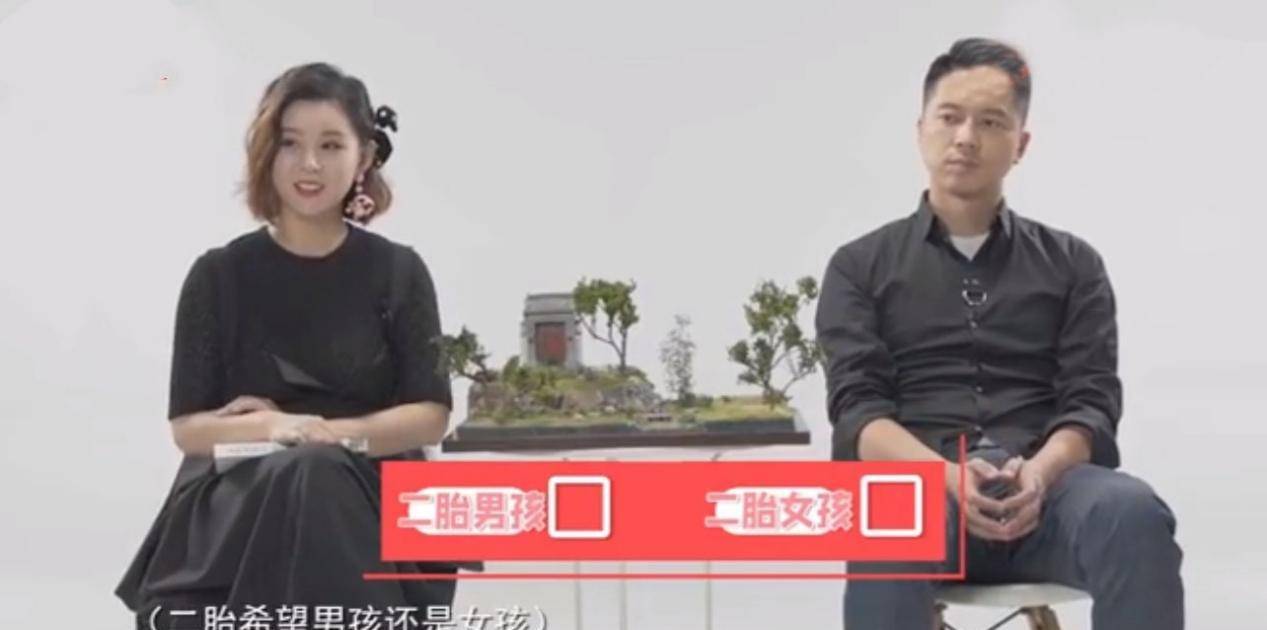 身材|李小萌上央视胖成球意外美翻！穿背带却是二胎妈，大圆脸有旺夫相