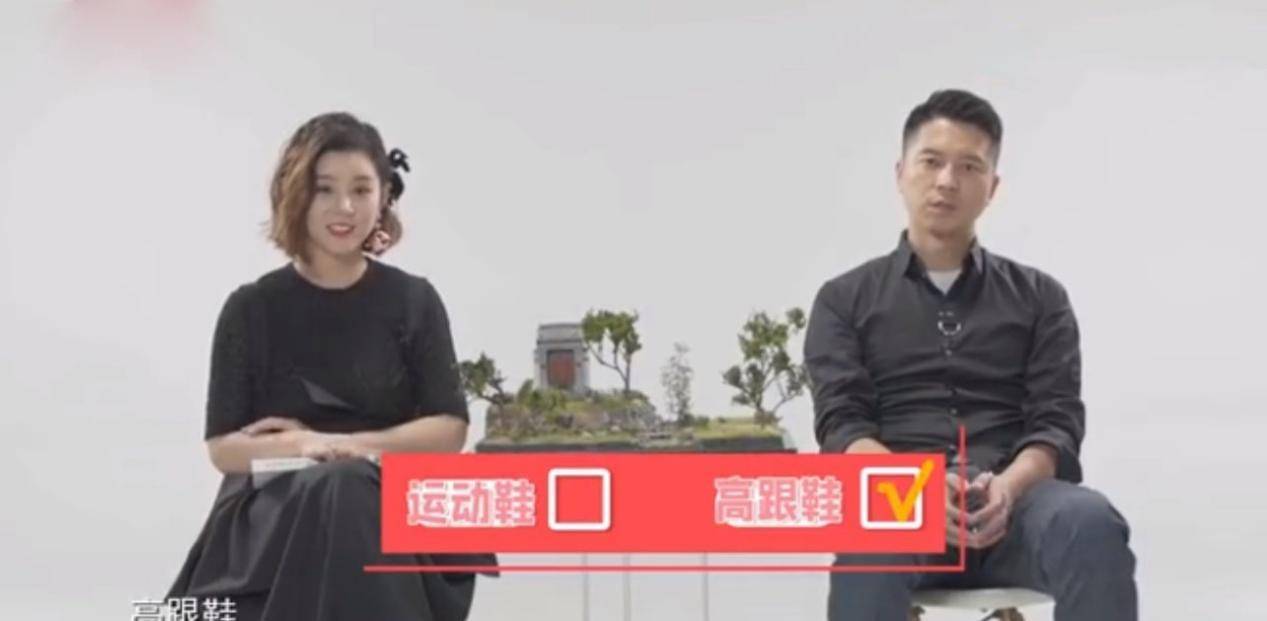 身材|李小萌上央视胖成球意外美翻！穿背带却是二胎妈，大圆脸有旺夫相