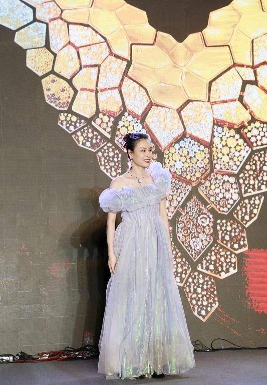 整体|吴敏霞首挺5月孕肚捞金，罕化浓妆超美，光脚在沙漠中走秀似超模