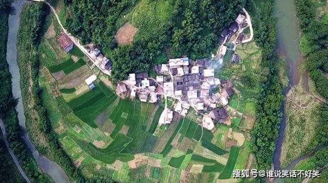 广西山冲下的一个小村庄，三面被河流环绕，村民过着避世生活