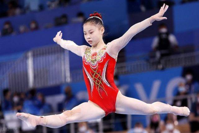 领口处|16岁管晨辰夺冠太争气！穿亮片中国红装美成体操公主，笑容超甜美？