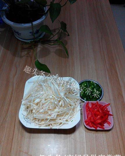 葱花|金针菇搭配五花肉，简单炒一炒，就是一道开胃下饭的美味家常菜