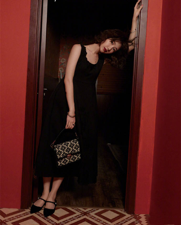 配饰|毛晓彤晒乔三丽结婚照,复古卷发配红西装,70年代的打扮也挺美