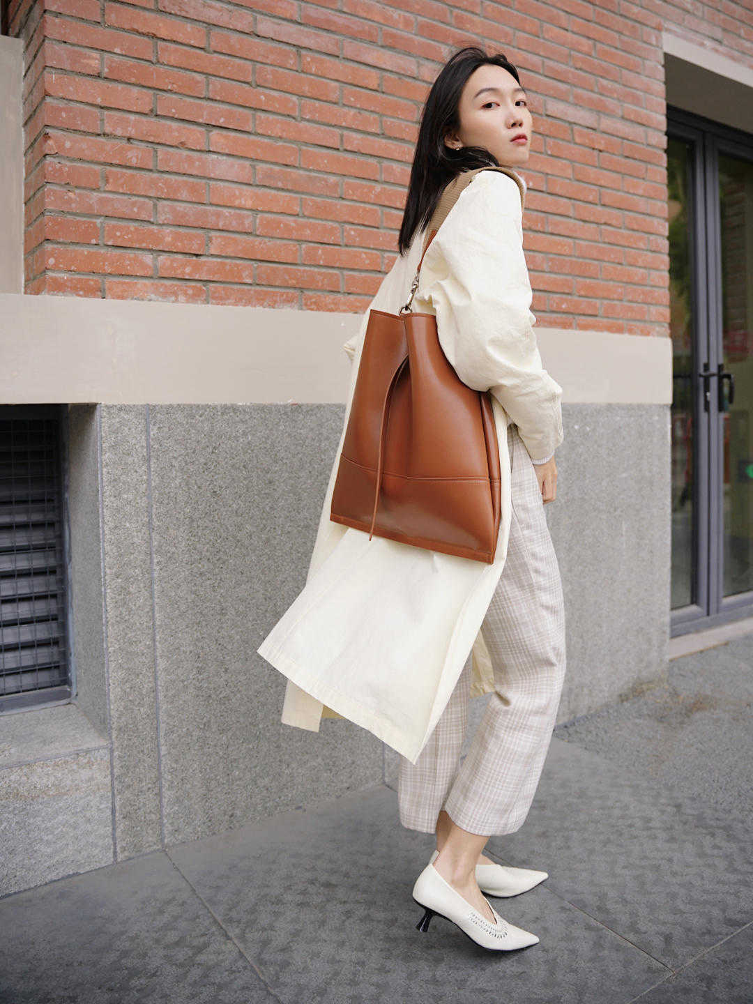 显得|秋天风头不减的风衣，里面搭配这几款，时髦又百搭