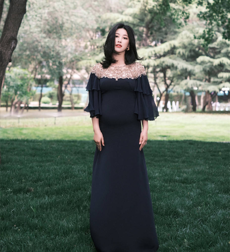 朱珠|怀孕9个月的朱珠也时髦，穿长裙挺着大孕肚，四肢看着仍纤细