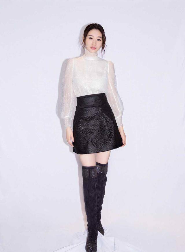 女神|李小冉真不愧是“气质女神”，卡其色无袖大衣时髦大气，清爽干练