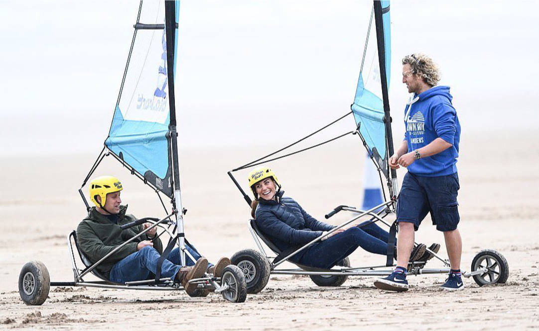 公主|凯特威廉重返母校,凯特穿粉衣重返初恋,雨中漫步美如画?