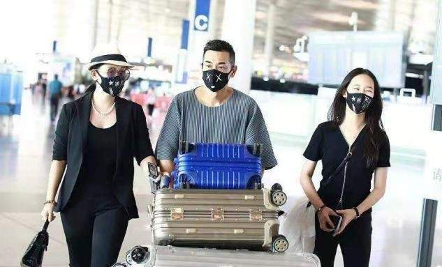 身材|赵文卓一家罕走机场，13岁女儿穿衣成熟，妻子阔太打扮一看就强势