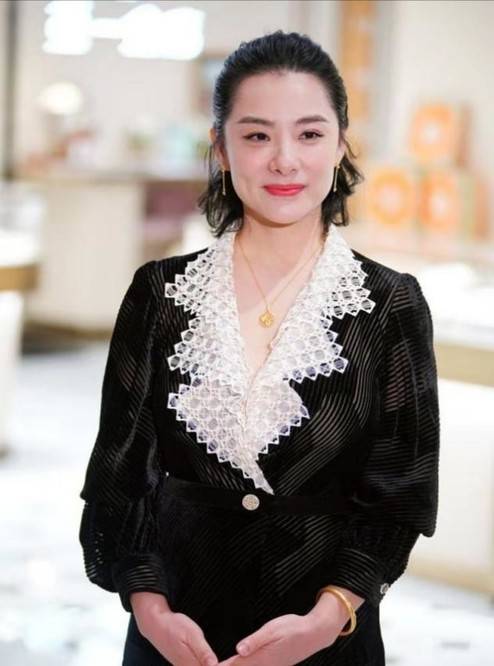 黑色|刘璇携夫出席活动,穿长裙产后发福腰粗脸变圆润,1米8老公真帅?