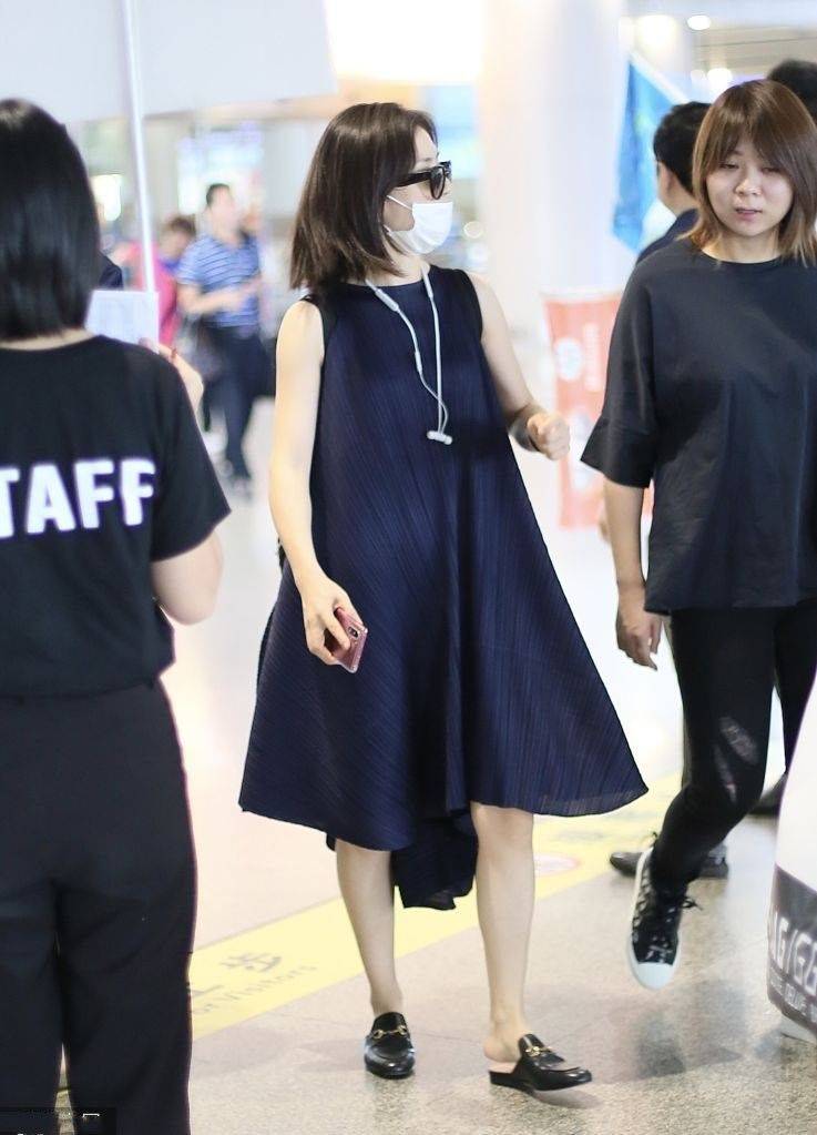 才真实|谢娜接送女儿被拍到，穿碎花裙背部圆润挤出赘肉，但这才真实啊！