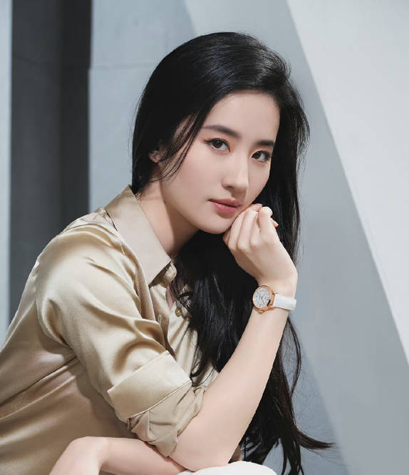 设计|刘亦菲气质真脱俗,同龄人“压不住”的香槟色,她却穿出了高级范