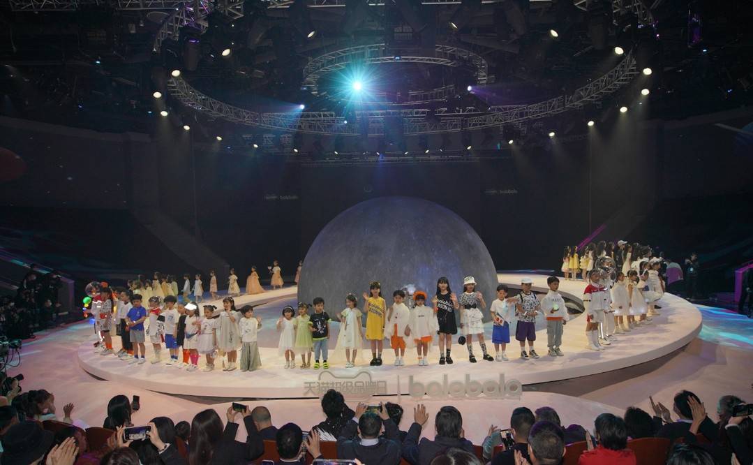 国货|易烊千玺7岁弟弟走秀,披斗篷牵女孩走路像大佬,2次为国货助阵!