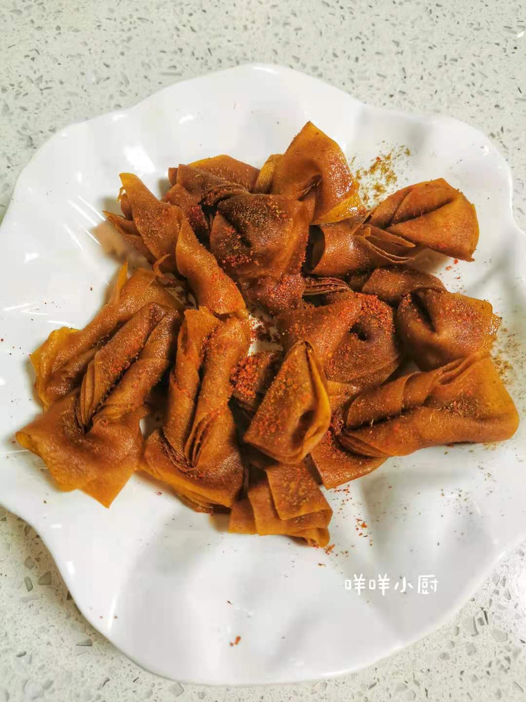 叶子|剩下的馄饨皮别再丢掉了，像我这样做成咔嚓脆的小零食，太好吃了