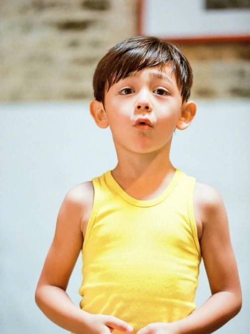 一身|刘烨妻子带娃出街，10岁诺一身高快赶超妈妈，五官和刘烨太像了！