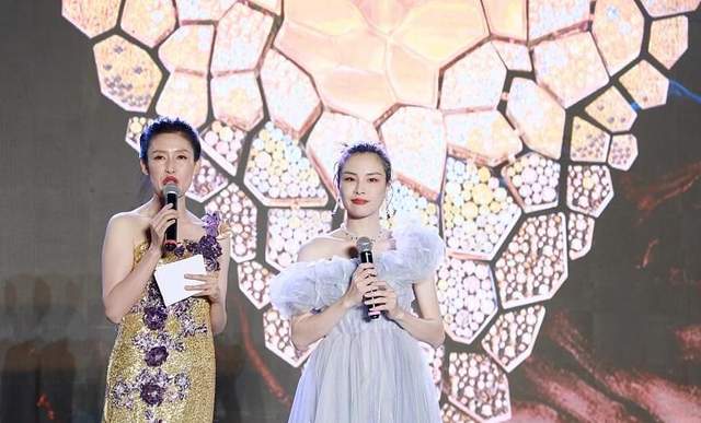 整体|吴敏霞首挺5月孕肚捞金，罕化浓妆超美，光脚在沙漠中走秀似超模