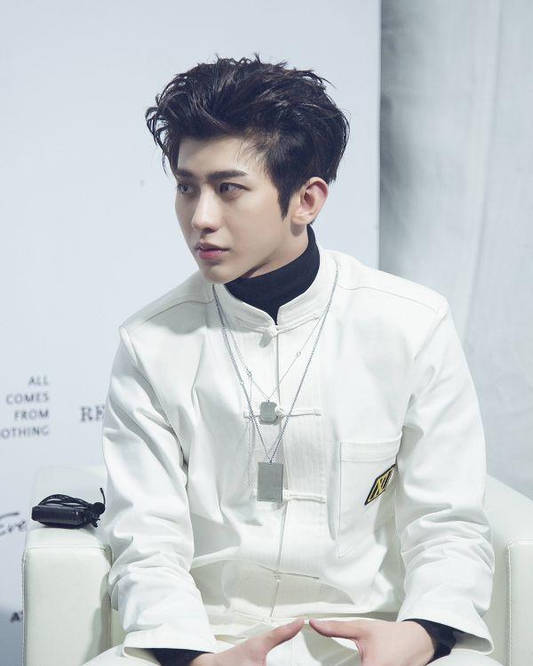 网络|王冰冰蔡徐坤同框太养眼，同穿白衣似拍偶像剧，王冰冰一脸疲惫！