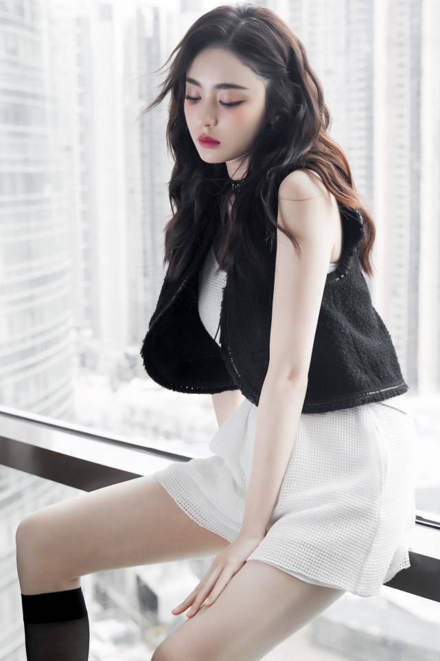 舞台|古力娜扎打扮时髦大秀纤细美腿，气质清新超迷人，甜美可人似初恋