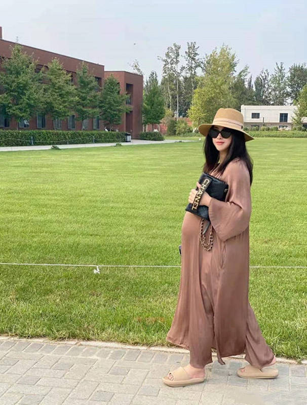 朱珠|怀孕9个月的朱珠也时髦，穿长裙挺着大孕肚，四肢看着仍纤细