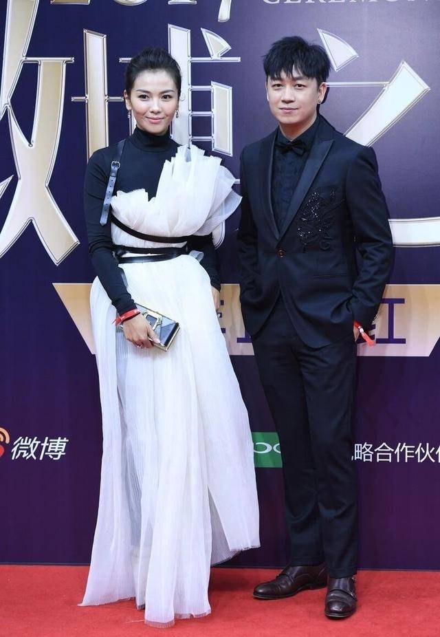 浅色|刘涛尝试黑白配,黑色打底衫上“绑”了条白纱裙,这时尚真看不懂