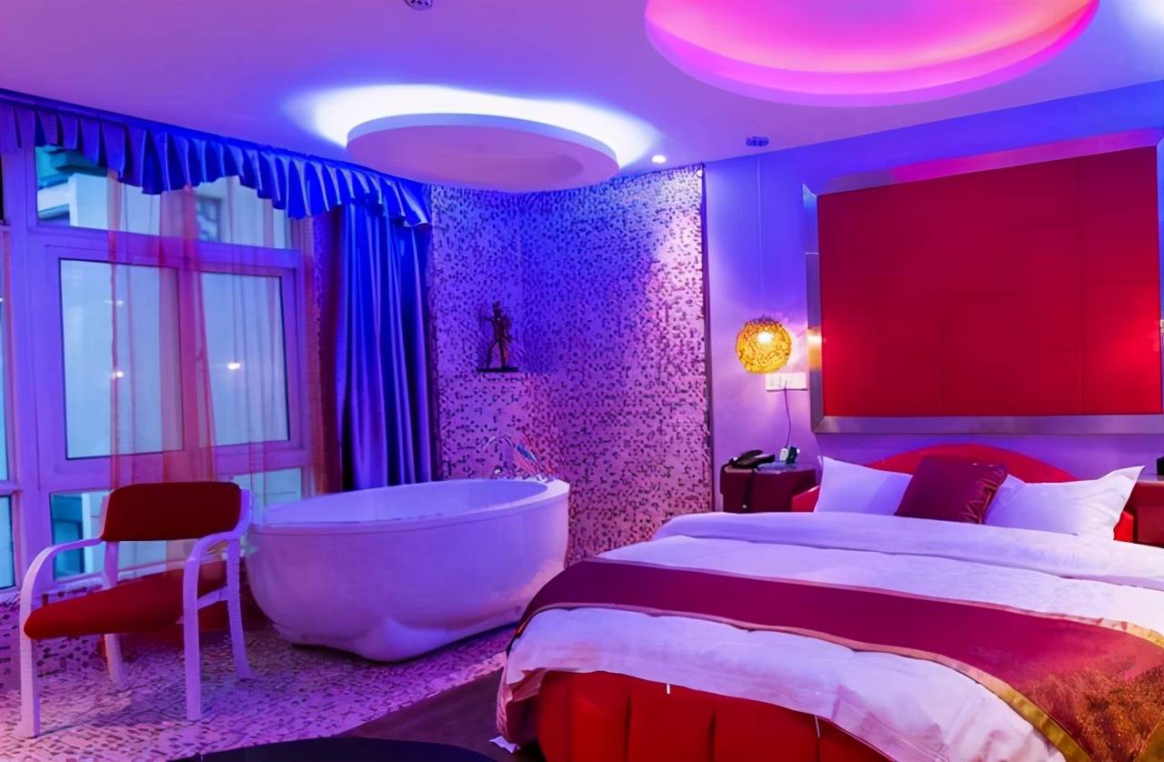 原创为何晚上住酒店时要开着厕所的灯睡觉经常在外住宿的人说出原因