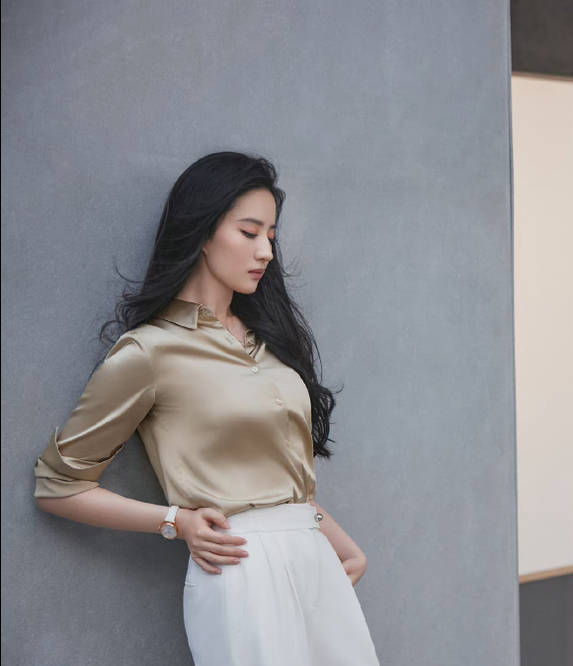 设计|刘亦菲气质真脱俗,同龄人“压不住”的香槟色,她却穿出了高级范