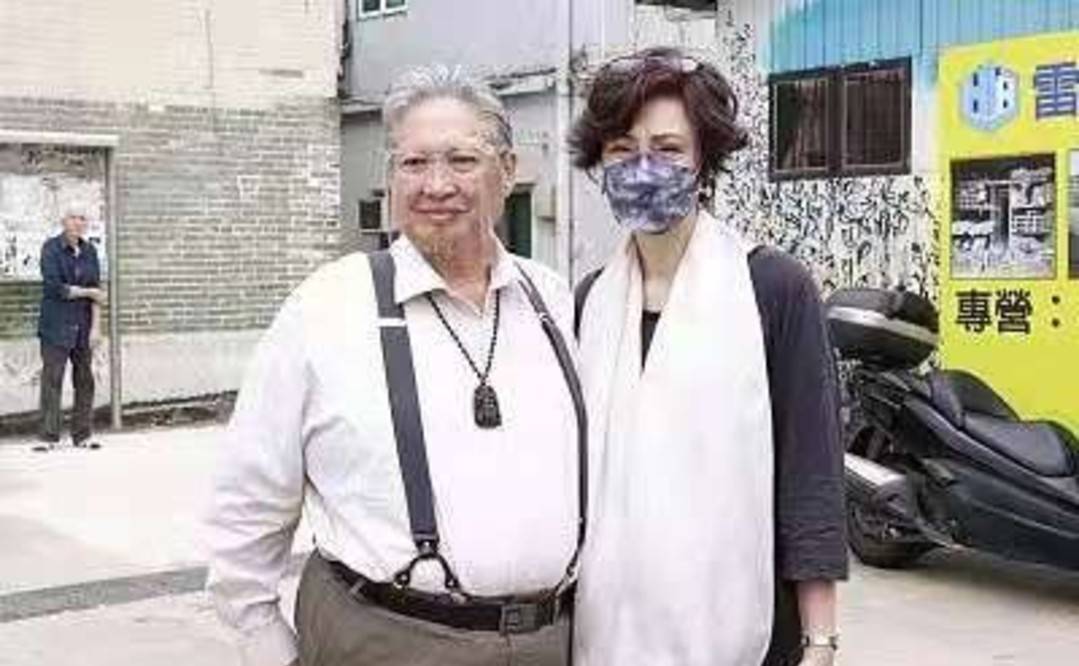 整体|69岁洪金宝罕露面，再发福走路靠拐杖，小13岁娇妻暖心陪伴！