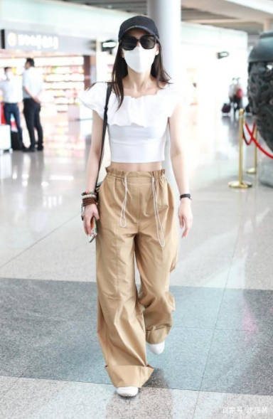 一身|黄圣依穿露脐装现身机场，搭配阔腿长裤，妥妥有一种“女团范”
