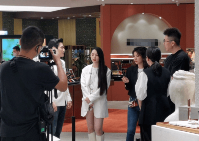 关键|小向太复出后好乖巧！双手交叉不像豪门阔太，却被向佐宠成真名媛！