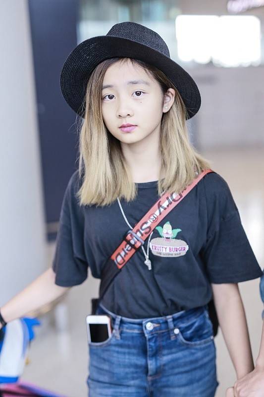美人|真不愧是黄磊和孙莉的女儿，一看就是美人坯子，头戴宽檐帽真时尚