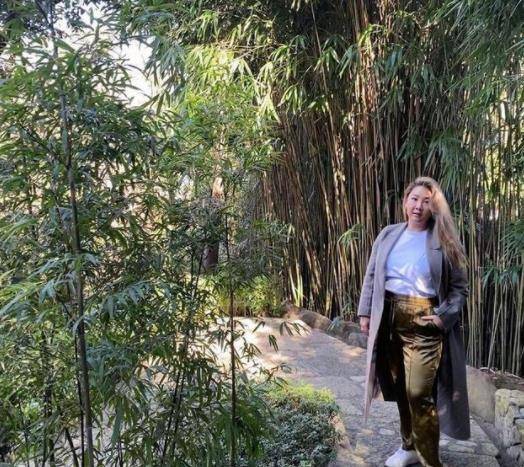 姐妹|郑欣宜太会穿搭了，穿渐变色斜肩长裙显瘦，直接搭配出小细腰