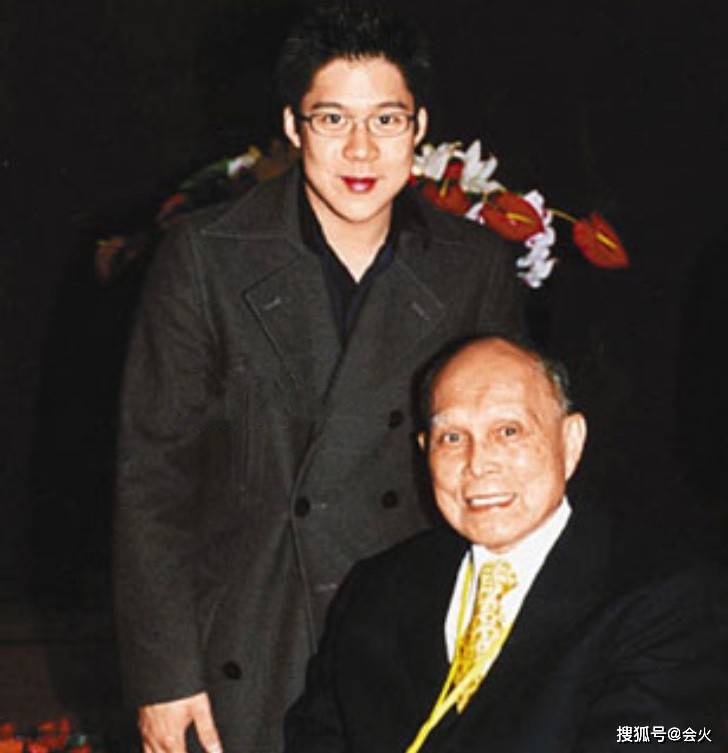 体育|郭晶晶夫妇约会看画展，霍启刚满眼爱意望妻，不带孩子过二人世界