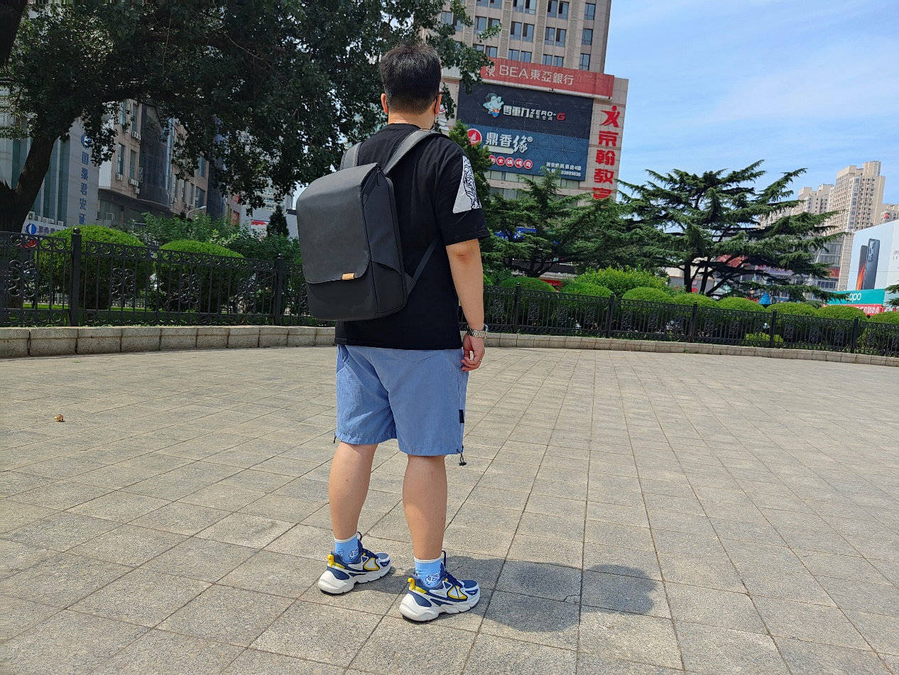 设计|简约立体的都市背包，办公通勤的零感体验！