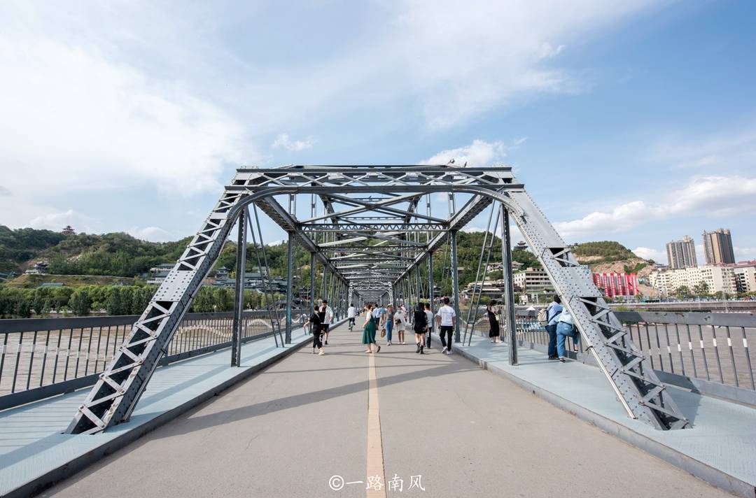 兰州“万里黄河第一桥”，机动车禁止通行，常年游人如织