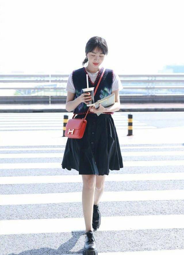 下半身|李菲儿身穿V领马甲搭配小短裙，清纯甜美，看起来好年轻啊