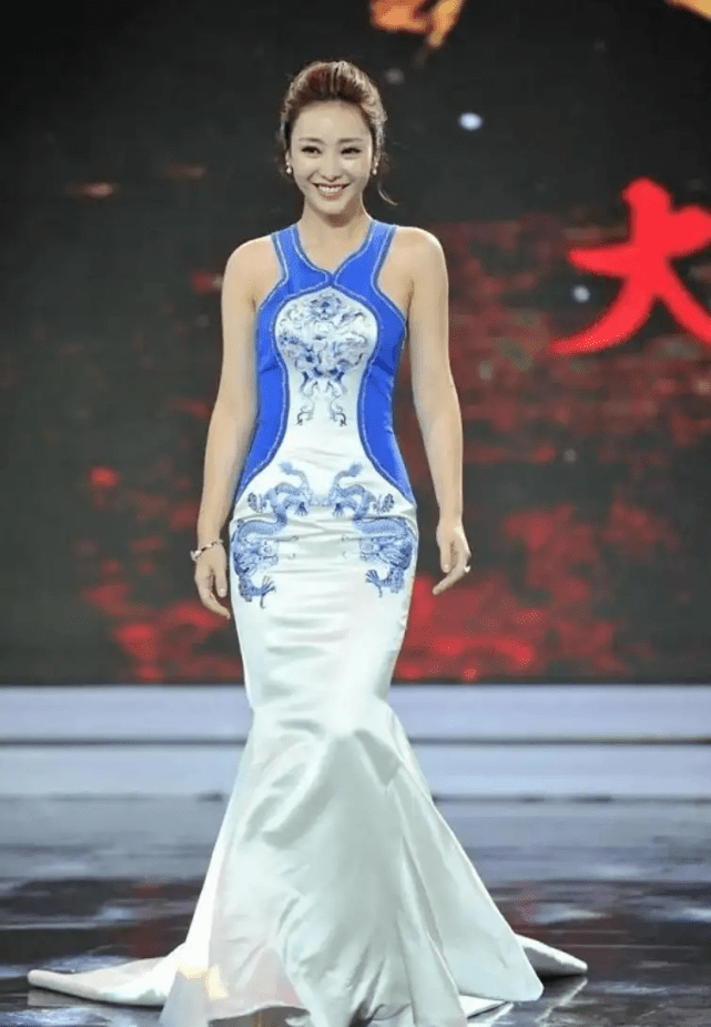 身材|被柳岩的身材征服，穿香槟金裙像贵妇，不露腰不露腿也美得惊艳