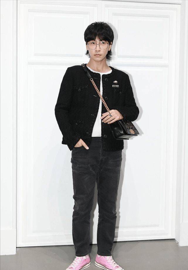 韩火火|“时尚编辑”韩火火，穿小香风外套凹造型，脚上粉色帆布鞋更抢镜