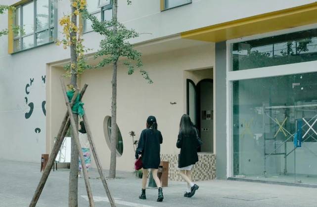 黑色|杨幂背影太有标志性！和闺蜜逛街轻松被认出，穿一身黑潮味十足