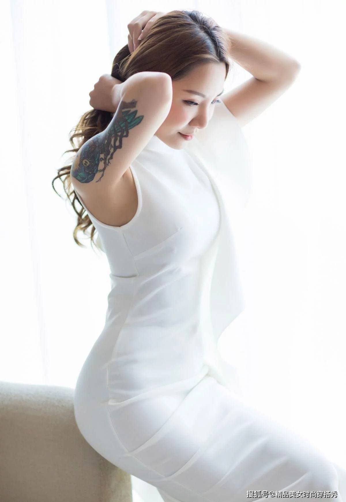 身材|白色紧身连衣裙简约时尚显身材，优雅的小女人范十足！