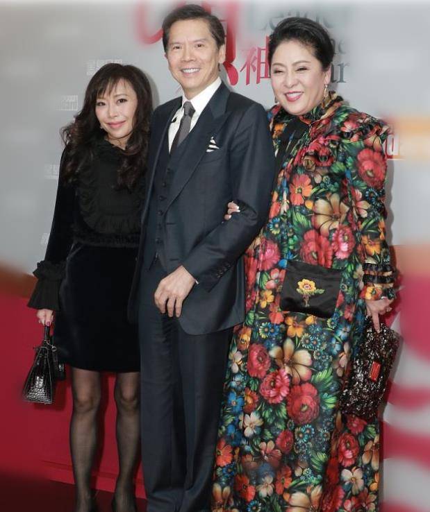 贵妇|向太身材发福也挺美！土味大花裙穿出贵妇范，“珠圆玉润”太显贵