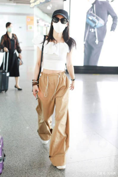 一身|黄圣依穿露脐装现身机场，搭配阔腿长裤，妥妥有一种“女团范”