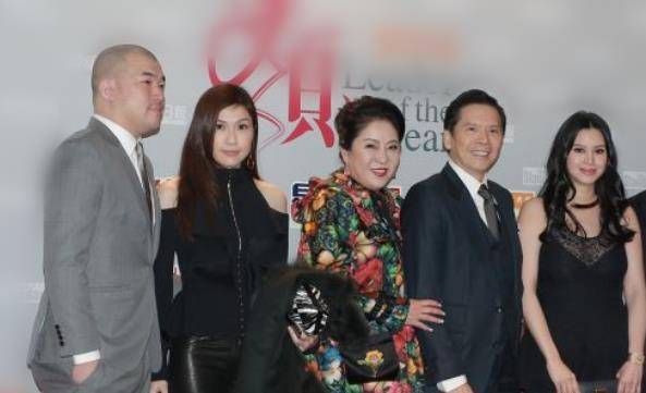 贵妇|向太身材发福也挺美！土味大花裙穿出贵妇范，“珠圆玉润”太显贵