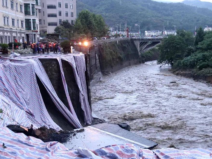 葛洲坝路桥公司宁石高速总包项目部积极抢修石泉珍珠河畔垮塌,确保