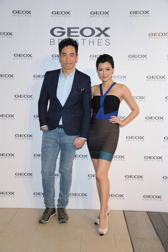 色彩|陈豪和妻子的10岁年龄差挺真实，但同框恩爱甜蜜，穿搭优雅又高级