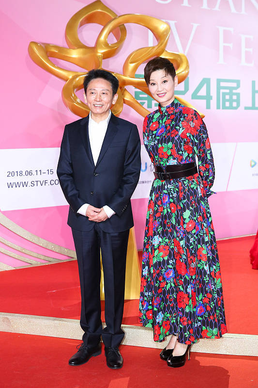 整体|徐帆老了也赶时髦，这么花的裙子也敢穿出门，配短发气质还挺不错