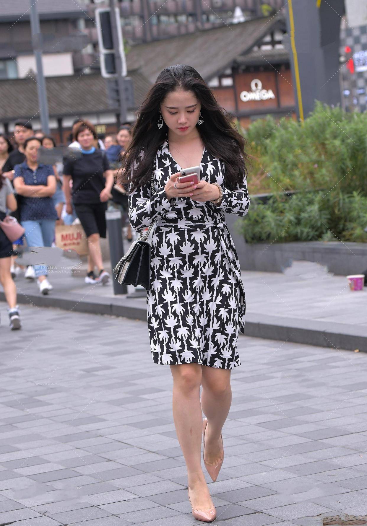 颜色|女装搭配时尚女神，带来性感魅力，高贵而冷艳